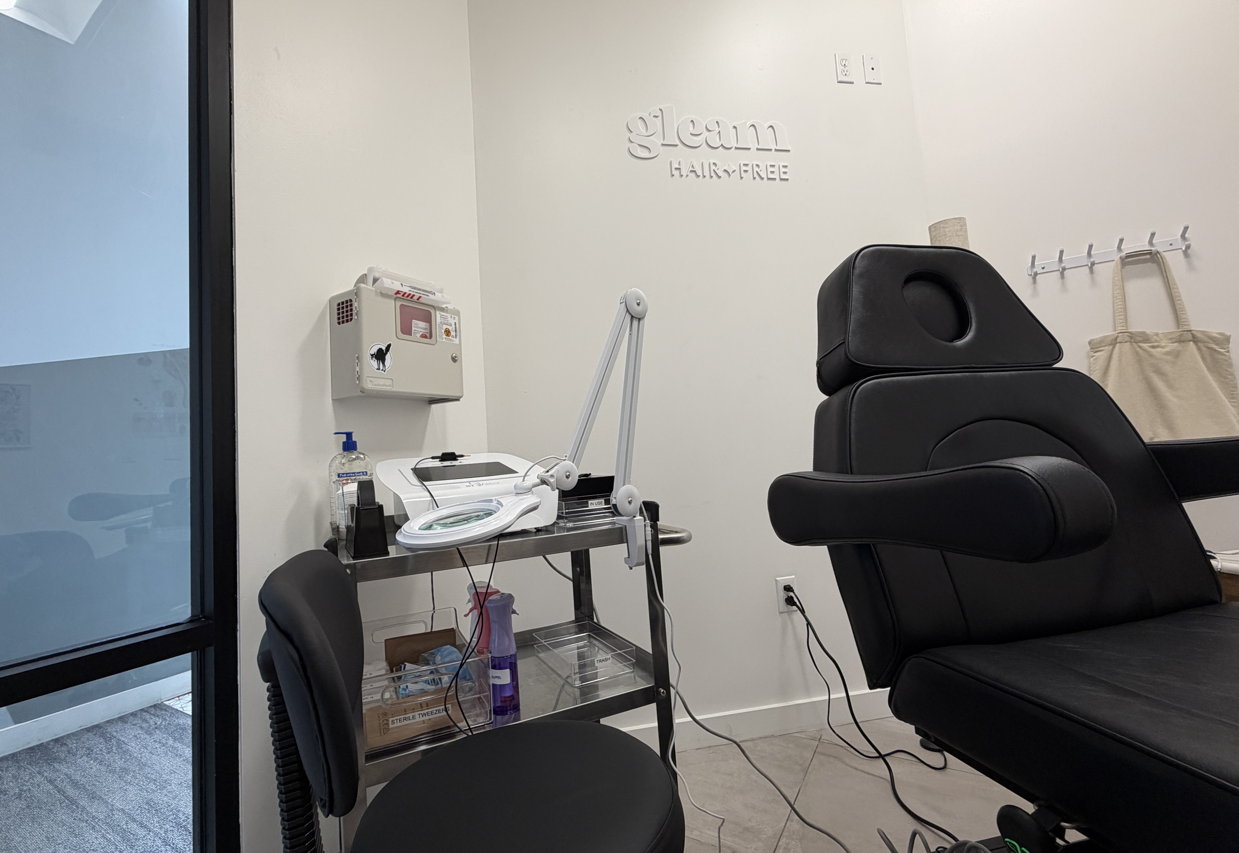 Electrolysis machine and magnifying lamp setup